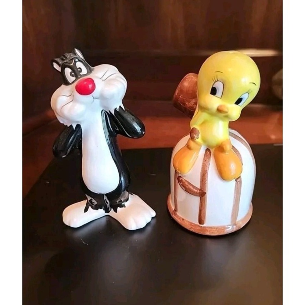 LOONEY TUNES Tweety Bird & Sylvester Salt and Pepper Shakers Vintage